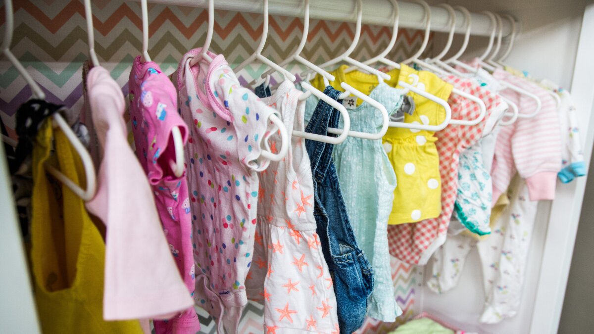 How to Organize a Baby’s Wardrobe: Tips and Tricks