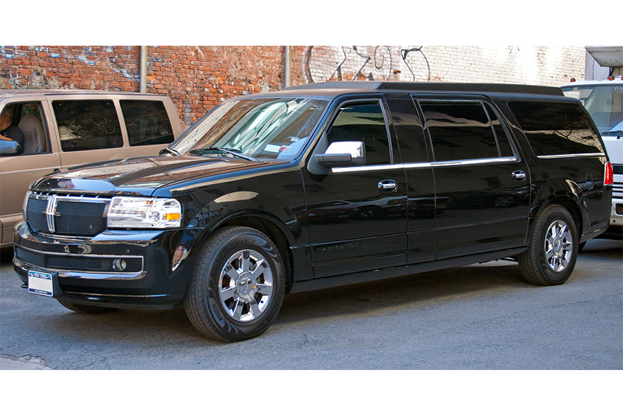 Sustainable Luxury: Eco-Friendly Lincoln Aviator Limo Experience 1 Sustainable Luxury: Eco-Friendly Lincoln Aviator Limo Experience
