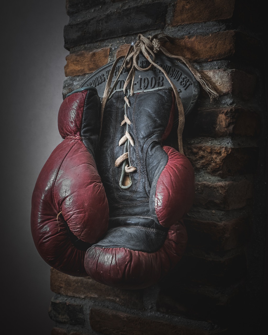 Boxing Gloves: Essential Gear for Boxing Enthusiasts 1 Boxing Gloves: Essential Gear for Boxing Enthusiasts