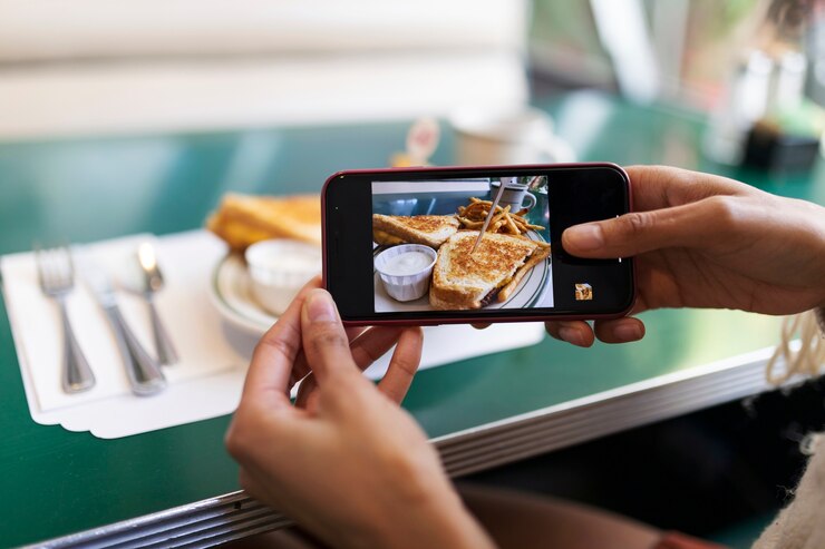 The Role of Social Media in Restaurant Branding and Marketing