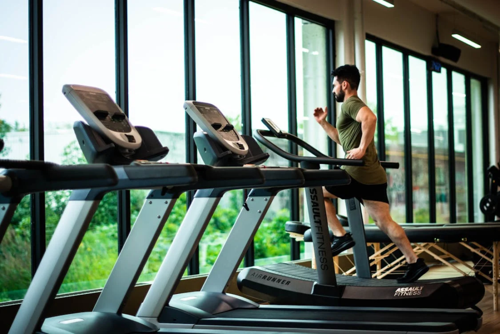Toning After Weight Loss: Secrets to Achieving a Sculpted Body 3 toning in gym