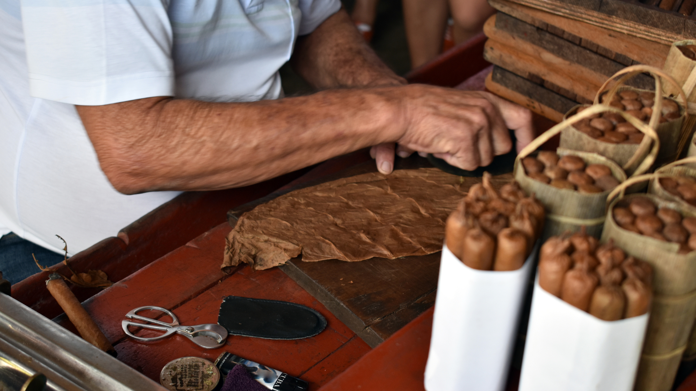 What Event Planners Should Consider When Selecting Cigar Rollers for Weddings, Corporate Events, or Private Parties 1 What Event Planners Should Consider When Selecting Cigar Rollers for Weddings, Corporate Events, or Private Parties