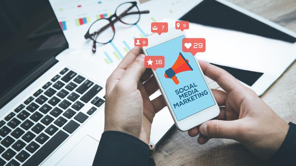 Leveraging LinkedIn for B2B Social Media Marketing Success 1 Leveraging LinkedIn for B2B Social Media Marketing Success