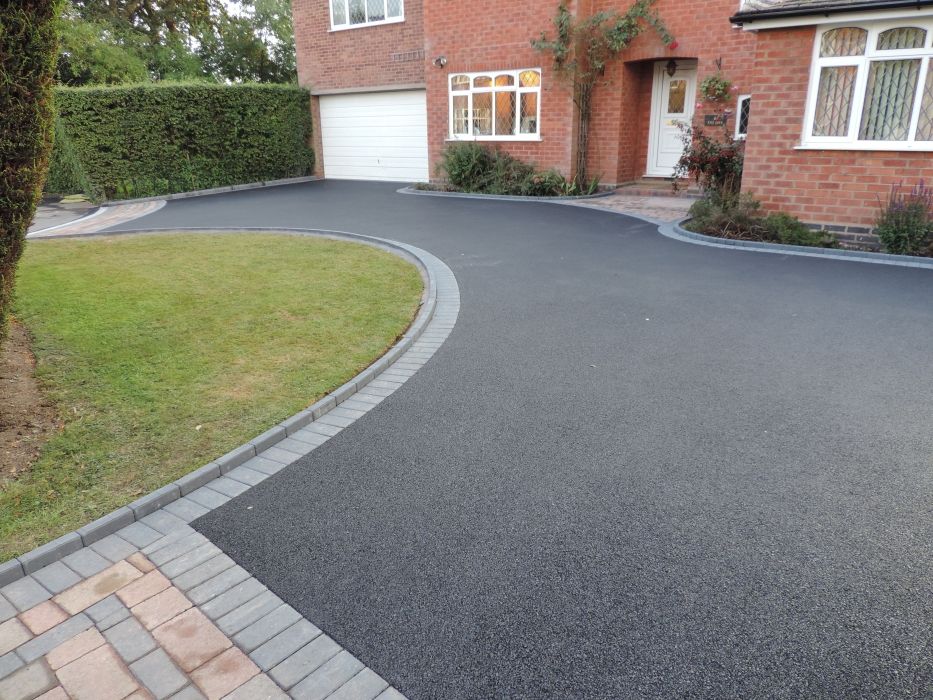 Tips for Choosing the Right Tarmac Driveway Service 1 Tips for Choosing the Right Tarmac Driveway Service