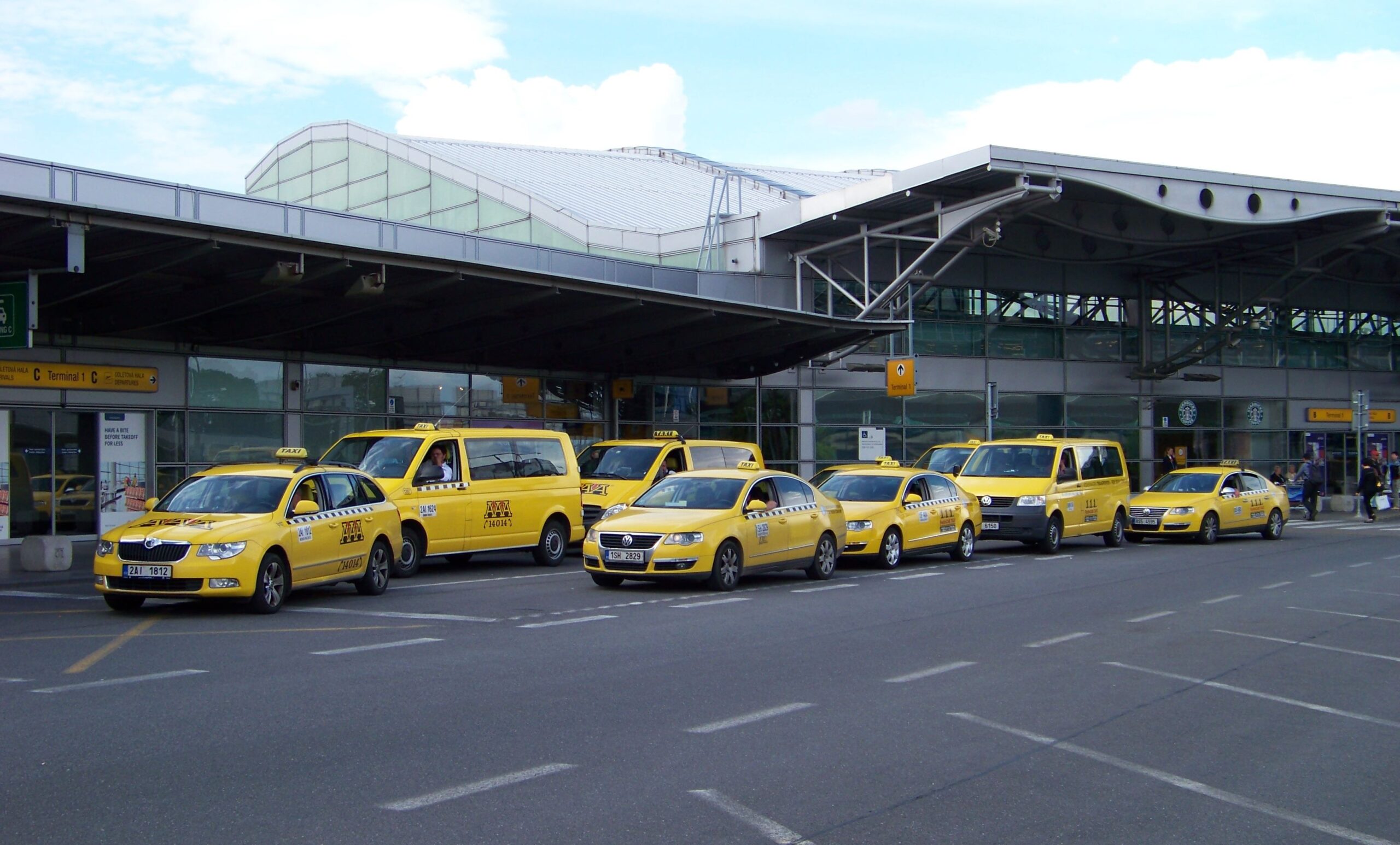 Top 5 Benefits of Pre-Booking Your Airport Transfer Service 1 Top 5 Benefits of Pre-Booking Your Airport Transfer Service