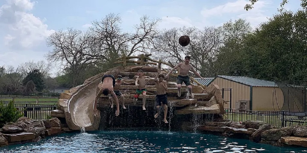 Avoiding Pitfalls When Installing a Large Pool: Why Professionals Are Essential 1 Avoiding Pitfalls When Installing a Large Pool: Why Professionals Are Essential