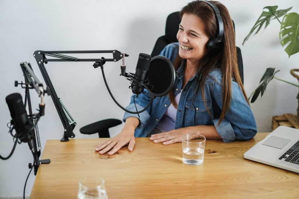 Podcasts sobre política USA: Conoce su influencia en el debate político 2 podcasts política USA