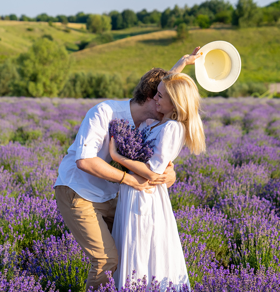 Perfecting Your Engagement Photos: Top Tips and Outfit Ideas 2 engagement photos