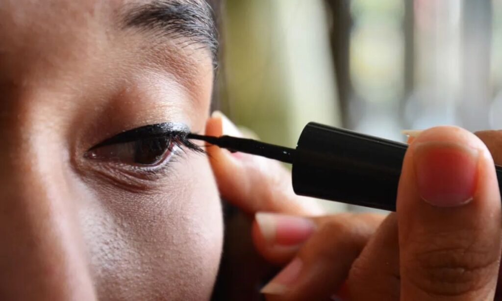 Eye Liner Best: Will Liquid or Gel Liner Give You the Best Results? 3 Factors to Consider When Choosing Your Eye Liner Best