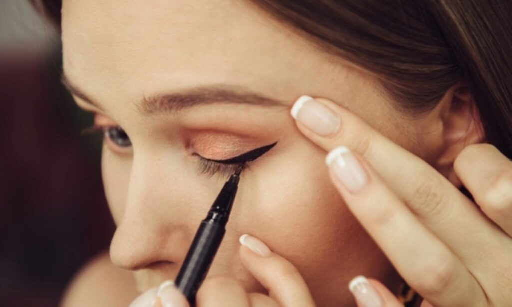 Eye Liner Best: Will Liquid or Gel Liner Give You the Best Results? 7 Addressing Common Eyeliner Concerns: Keep Your Eye Liner Best All Day