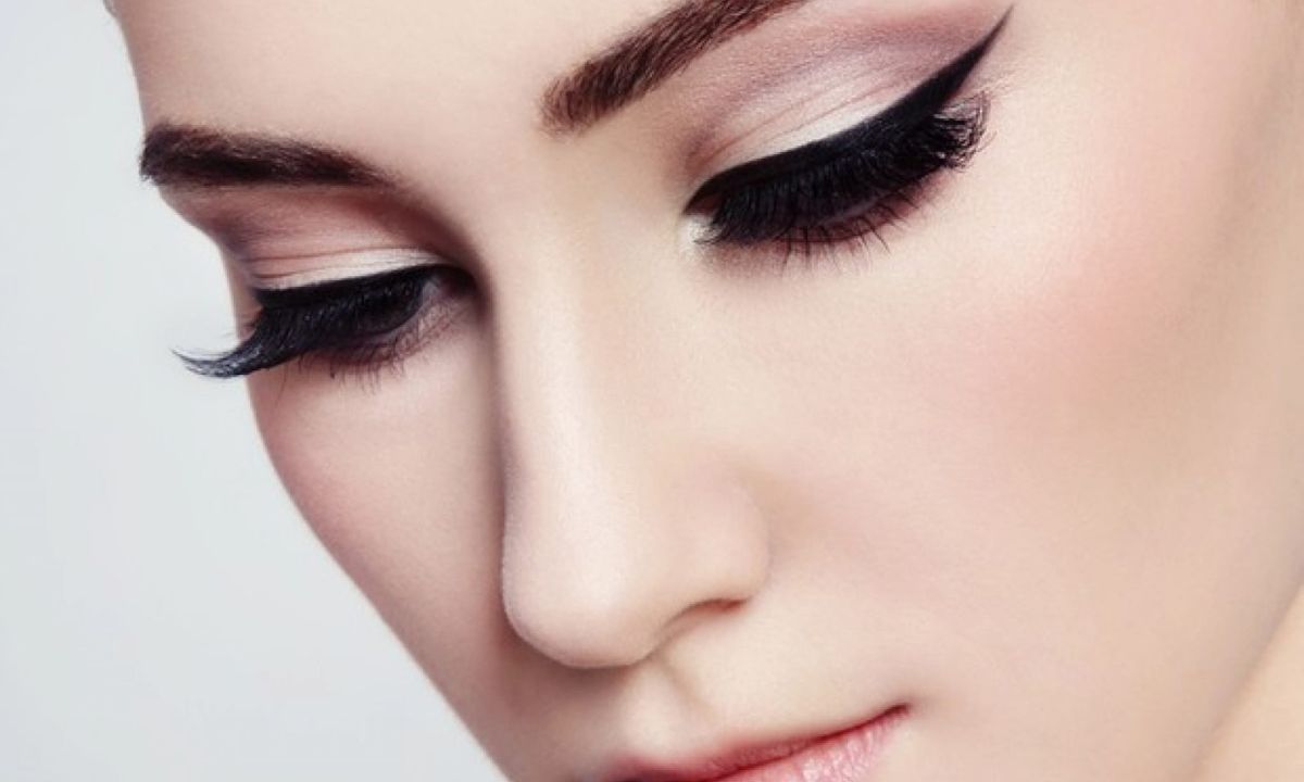 5 Easy Eyeliner Hacks to Master the Perfect Wing 1 5 Easy Eyeliner Hacks to Master the Perfect Wing