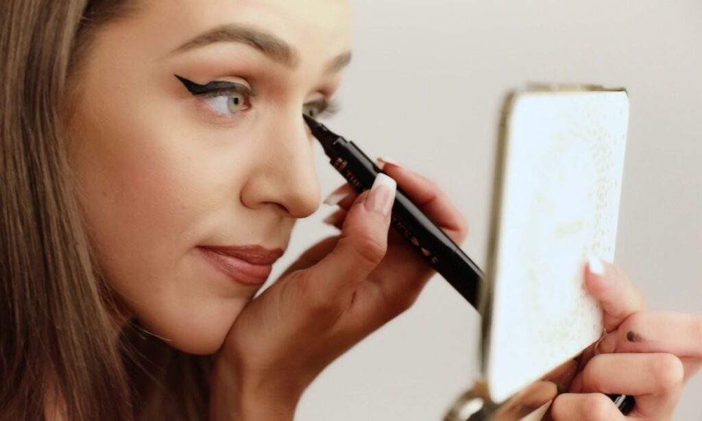5 Easy Eyeliner Hacks to Master the Perfect Wing 3 703