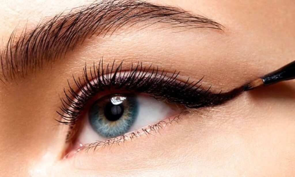 5 Easy Eyeliner Hacks to Master the Perfect Wing 5 The Art of the Stroke: Mastering Eye Liner Best Techniques
