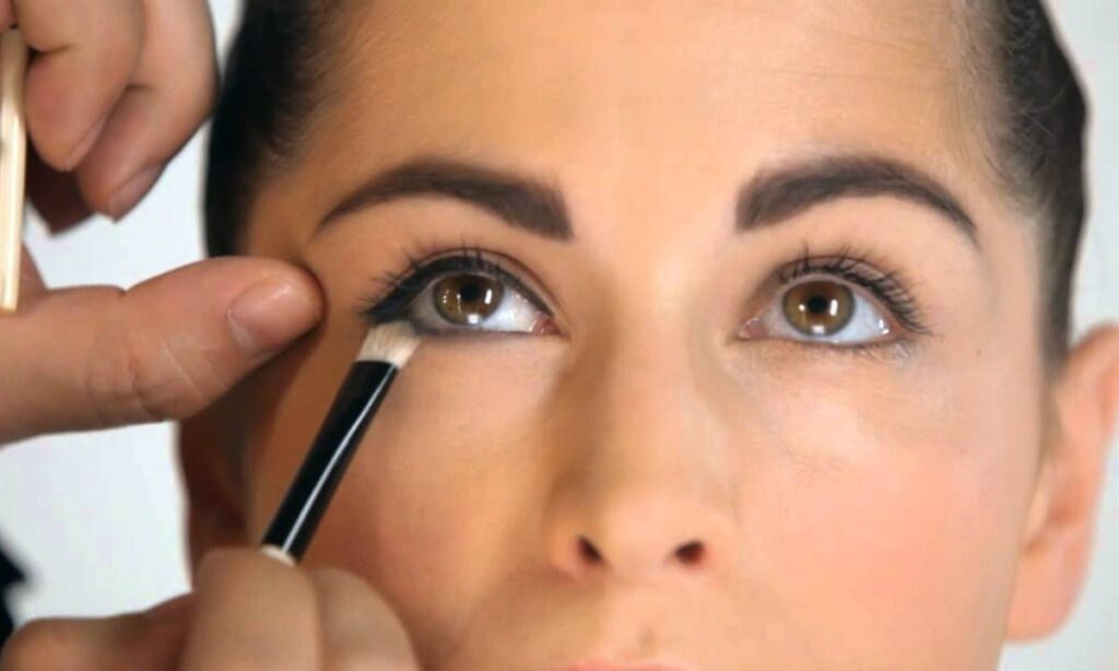 Achieve a Smudge-Proof Look with the Gel Eye Liner Best: A Buyer's Guide 4 Mastering the Art of Application
