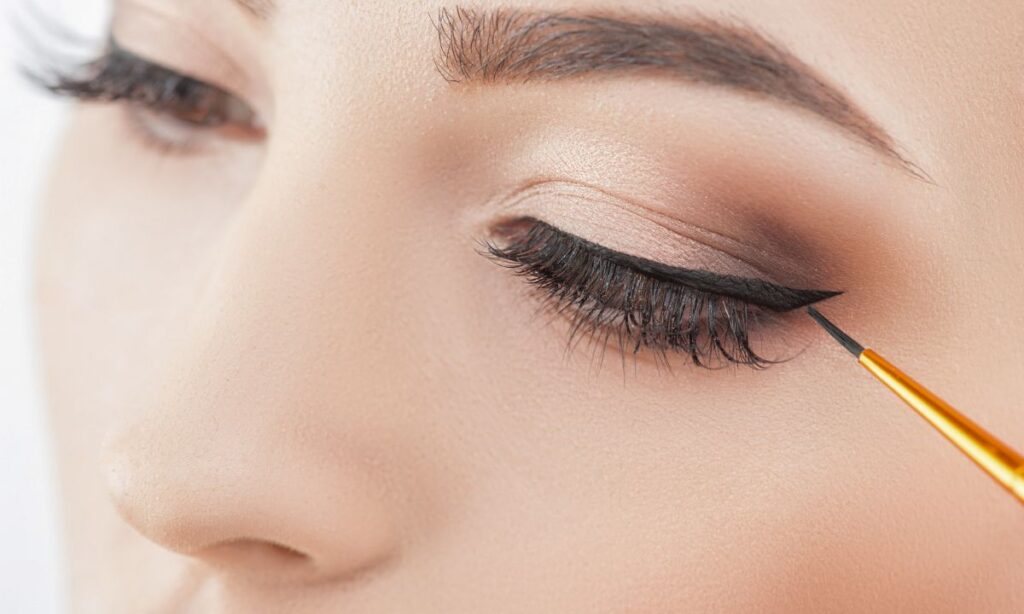 Achieve a Smudge-Proof Look with the Gel Eye Liner Best: A Buyer's Guide 5 Creating Different Eye Looks with Gel Eyeliner