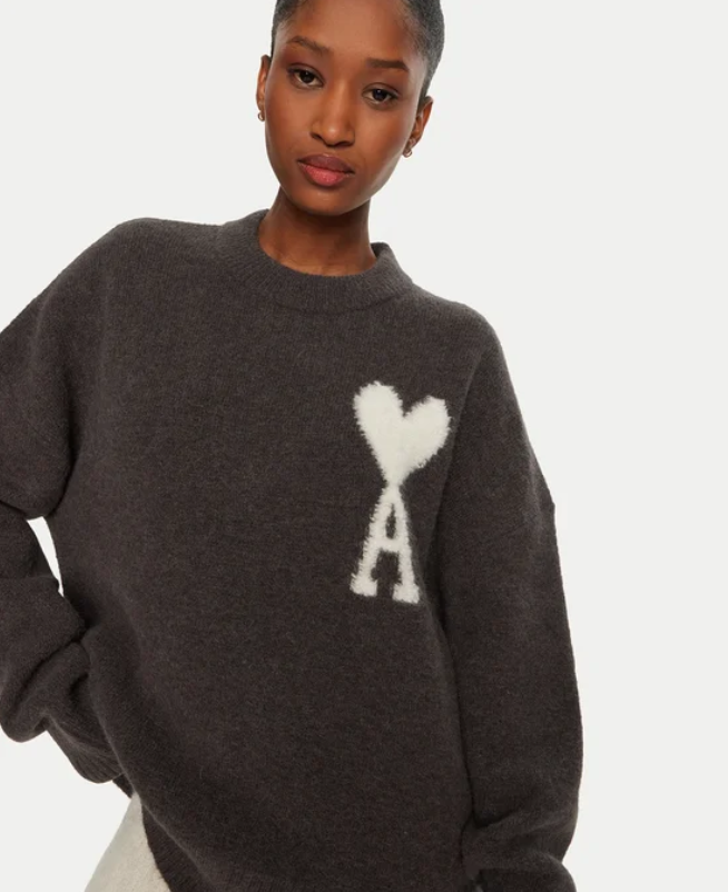 How Pull Ami Paris Balances Function and Fashion in Streetwear 1 How Pull Ami Paris Balances Function and Fashion in Streetwear