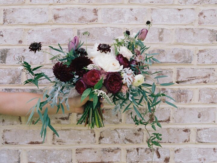 The Role of Wedding Garlands in Outdoor and Beach Weddings