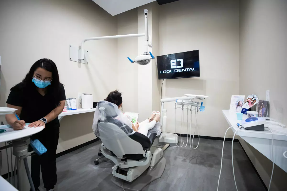 Is Zoom Teeth Whitening Safe for Sensitive Teeth? 1 Is Zoom Teeth Whitening Safe for Sensitive Teeth?