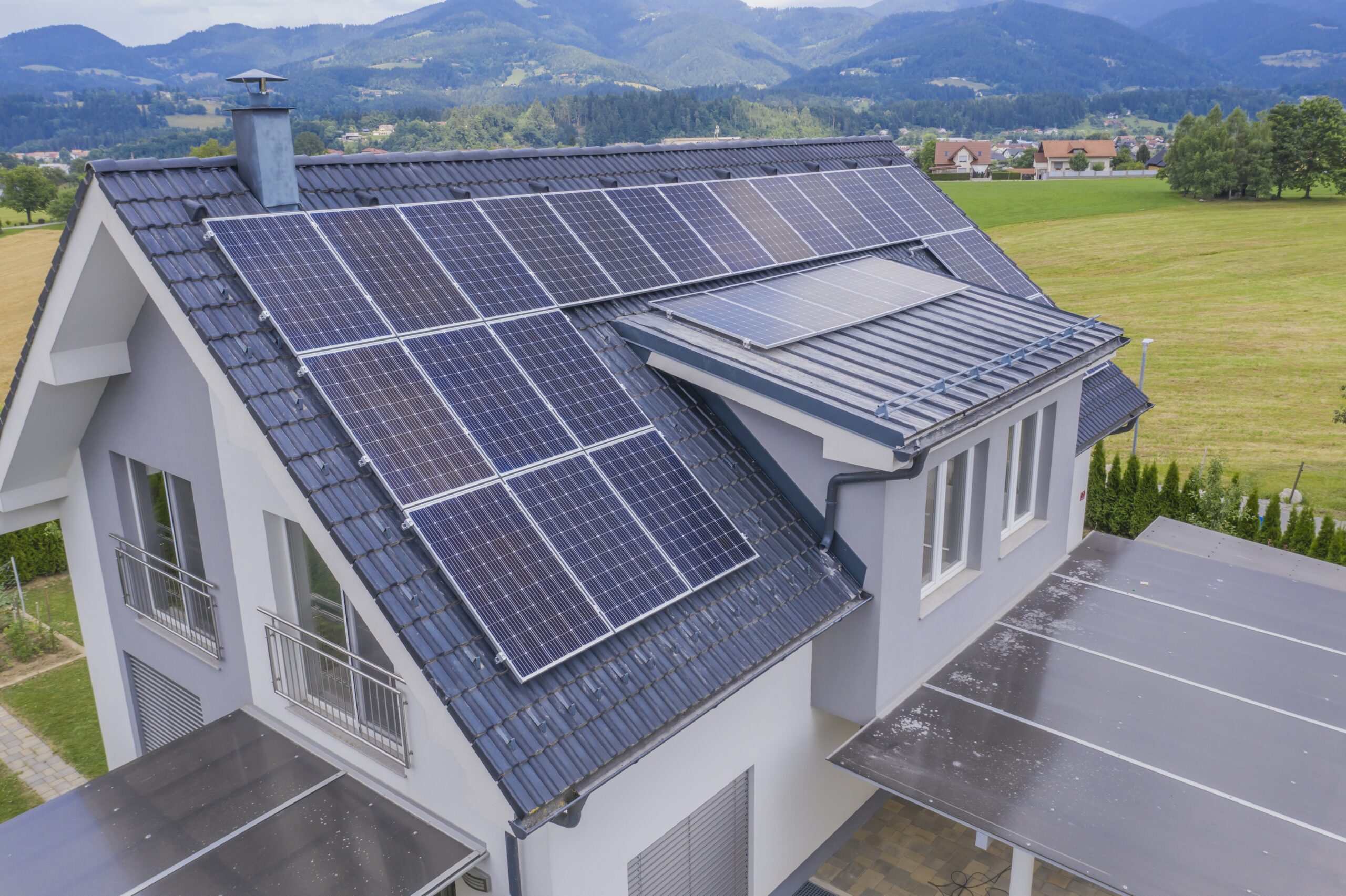 What’s the Difference Between Commercial and Residential Solar Panels? 1 What’s the Difference Between Commercial and Residential Solar Panels?