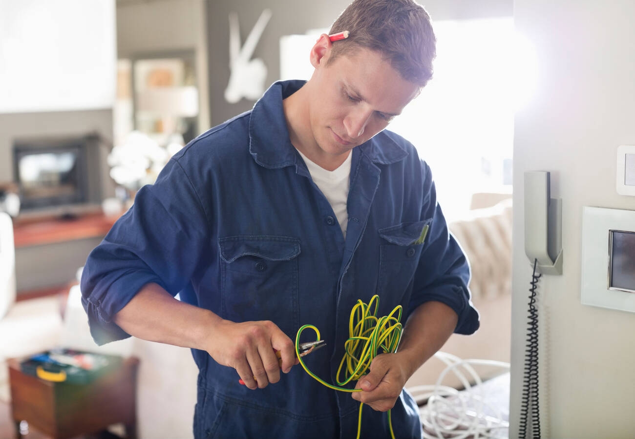 Factors to Consider when Choosing a Qualified Electrician 1 Factors to Consider when Choosing a Qualified Electrician
