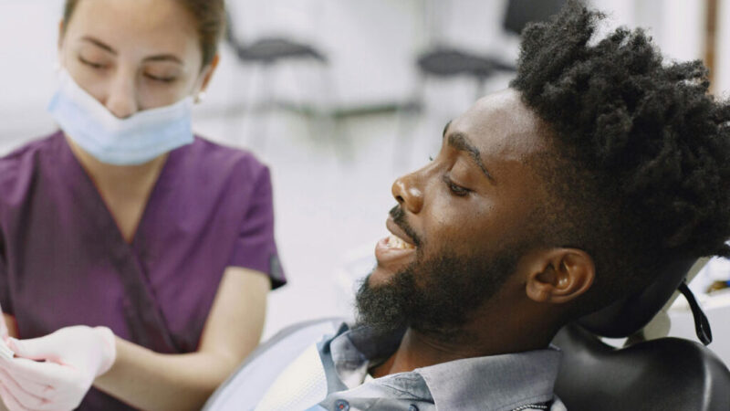 What Are the Benefits of Consulting a Dental Veneer Specialist?