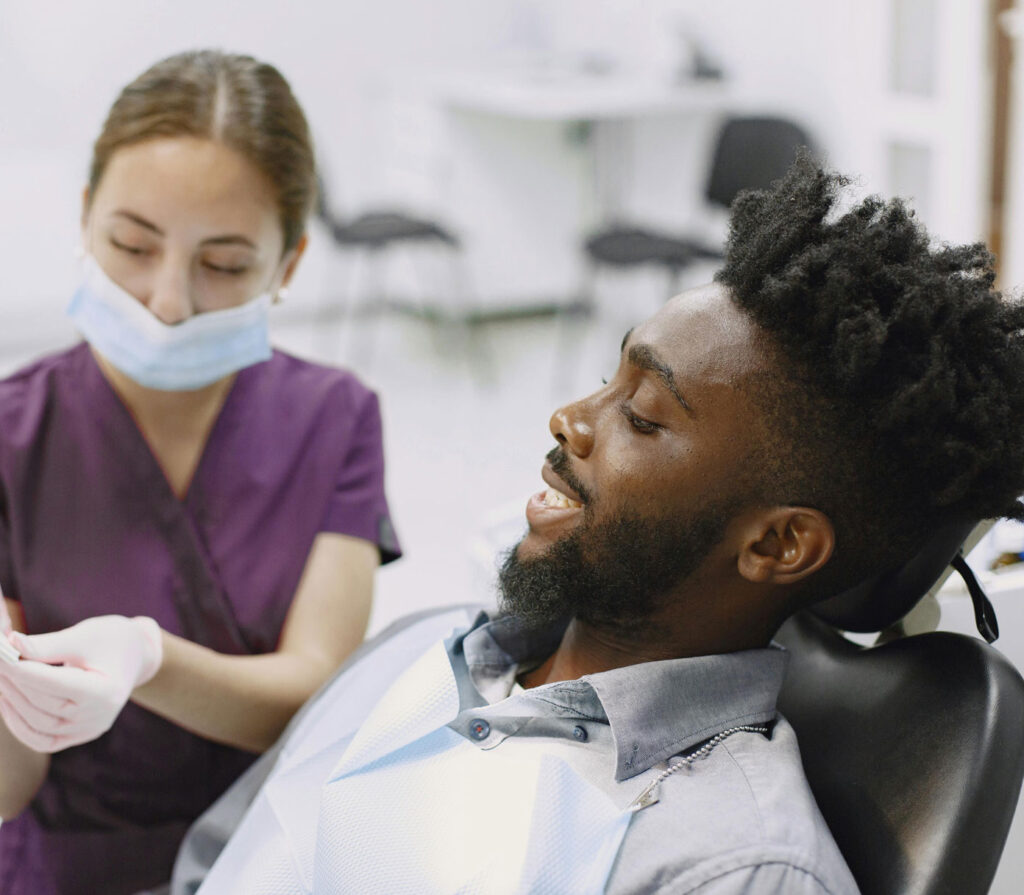What Are the Benefits of Consulting a Dental Veneer Specialist?