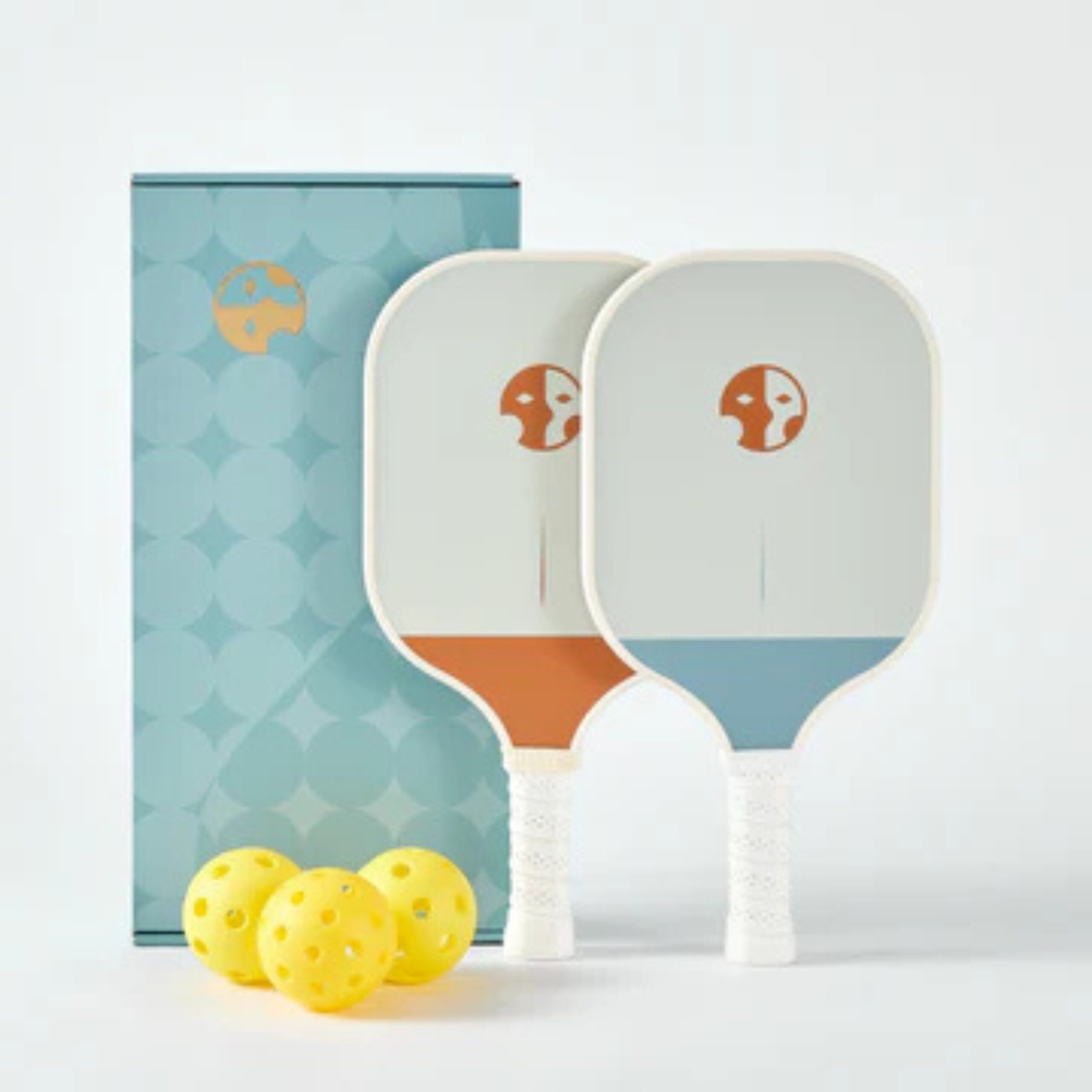 Custom vs. Off-the-Shelf Pickleball Paddle Sets: Which Is Better for Beginners? 1 Custom vs. Off-the-Shelf Pickleball Paddle Sets: Which Is Better for Beginners?