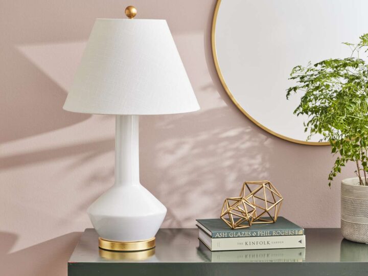 5 Ways to Style a White Lamp Shade for a Fresh Bedroom Look