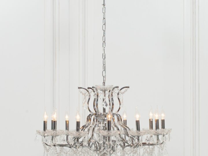 What Are the Key Design Elements of a Traditional French Chandelier?