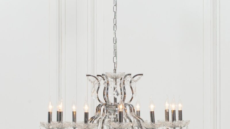 What Are the Key Design Elements of a Traditional French Chandelier?