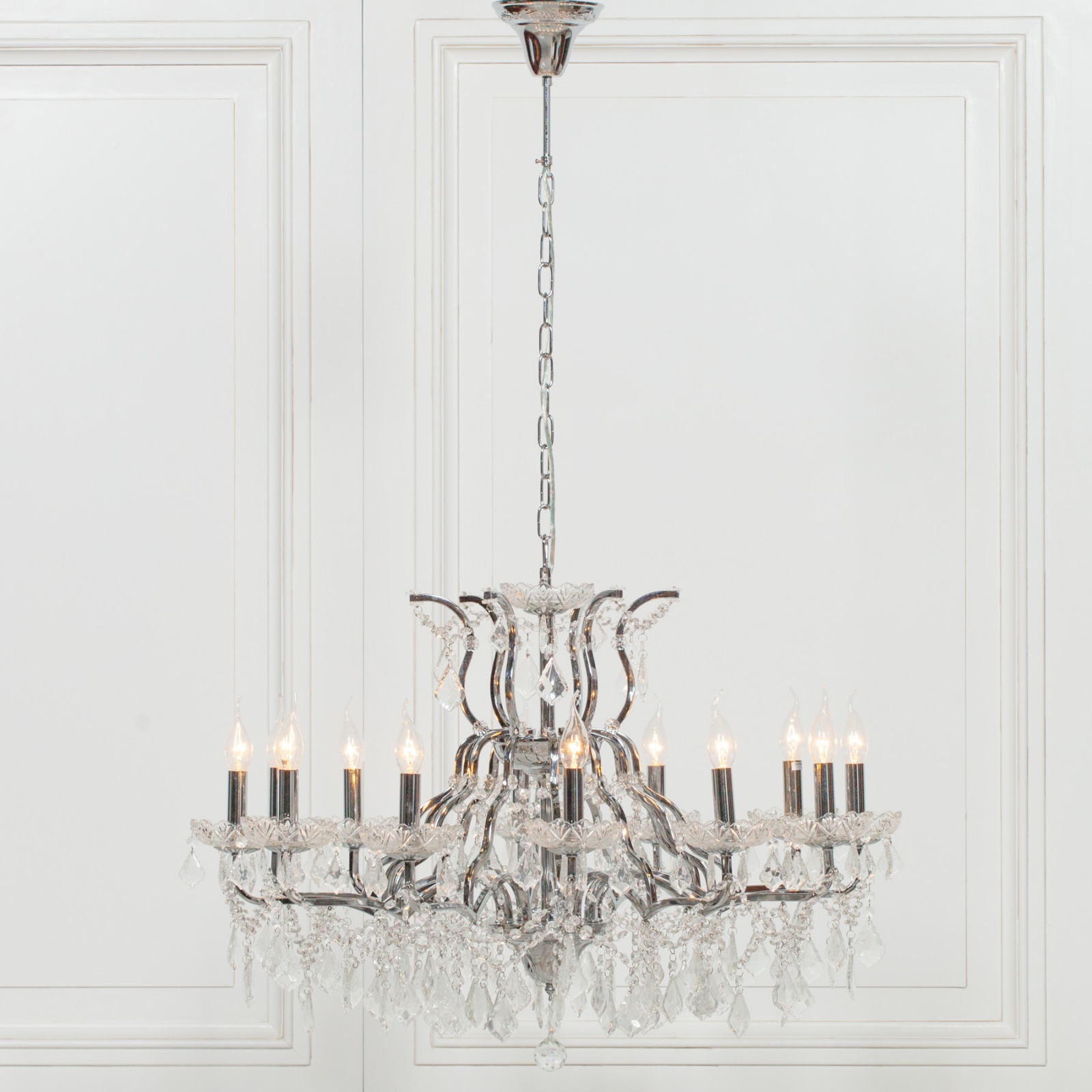 What Are the Key Design Elements of a Traditional French Chandelier?