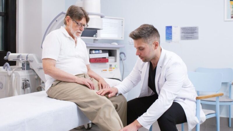 When Should You See a Knee Pain Treatment Specialist in Jericho?