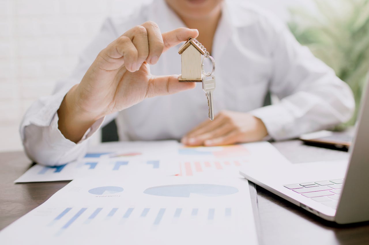 Real Estate Transactions: Legal Tips from Experienced Lawyers 1 Real Estate Transactions: Legal Tips from Experienced Lawyers