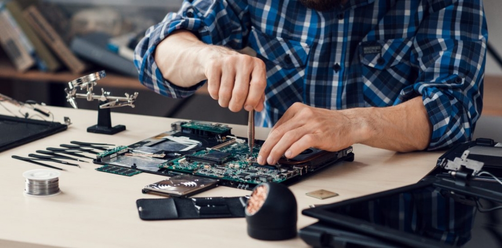 Laptop Repair Services in Dubai - UAE Technician 1 Laptop Repair Services in Dubai – UAE Technician