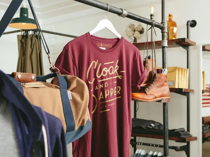 Why Men’s Tank Tops Are Trending in Wholesale Bulk Sales?